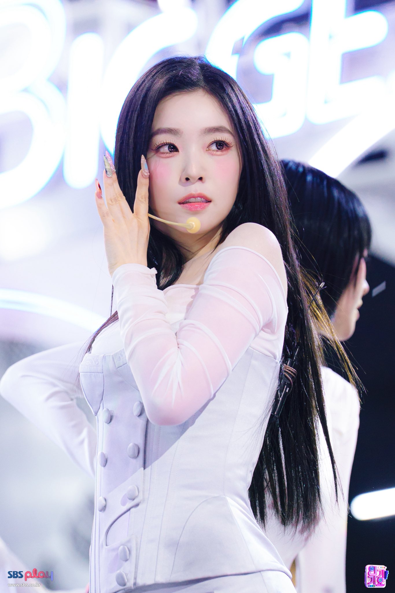 Hậu trường Red Velvet: Irene v&agrave; những tranh c&atilde;i quanh giọng h&aacute;t trong Biggest Fan - Ảnh 5.