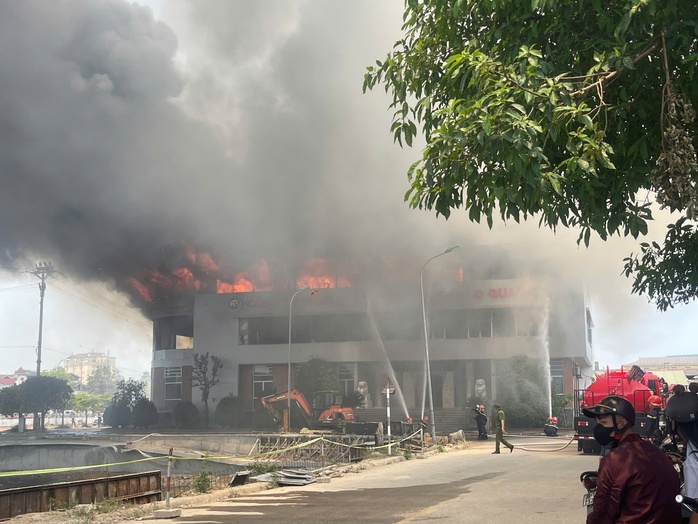 Ch&aacute;y lớn ở H&agrave; Tĩnh, thiệt hại h&agrave;ng trăm tỉ đồng tại cơ sở chế biến gỗ - Ảnh 1.