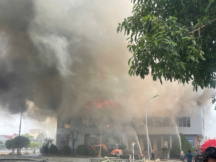 Ch&aacute;y lớn ở H&agrave; Tĩnh, thiệt hại h&agrave;ng trăm tỉ đồng tại cơ sở chế biến gỗ - Ảnh 2.