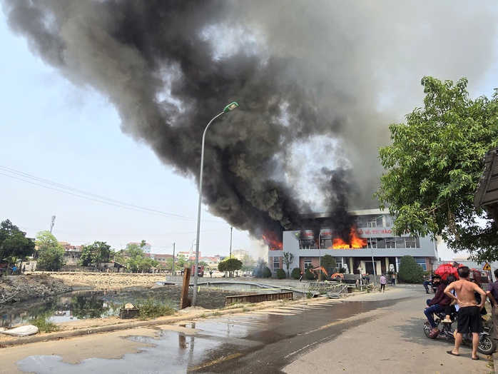 Ch&aacute;y lớn ở H&agrave; Tĩnh, thiệt hại h&agrave;ng trăm tỉ đồng tại cơ sở chế biến gỗ - Ảnh 3.
