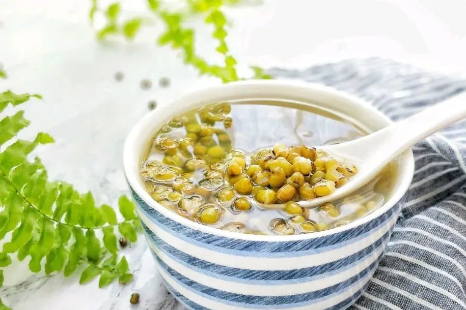 Mẹo pha chế đồ uống giải khát tại nhà trong mùa hè: Không chất phụ gia và tốt cho sức khỏe hơn - Ảnh 1.