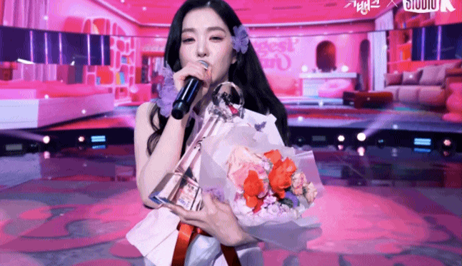 Hậu trường Red Velvet: Irene v&agrave; những tranh c&atilde;i quanh giọng h&aacute;t trong Biggest Fan - Ảnh 2.