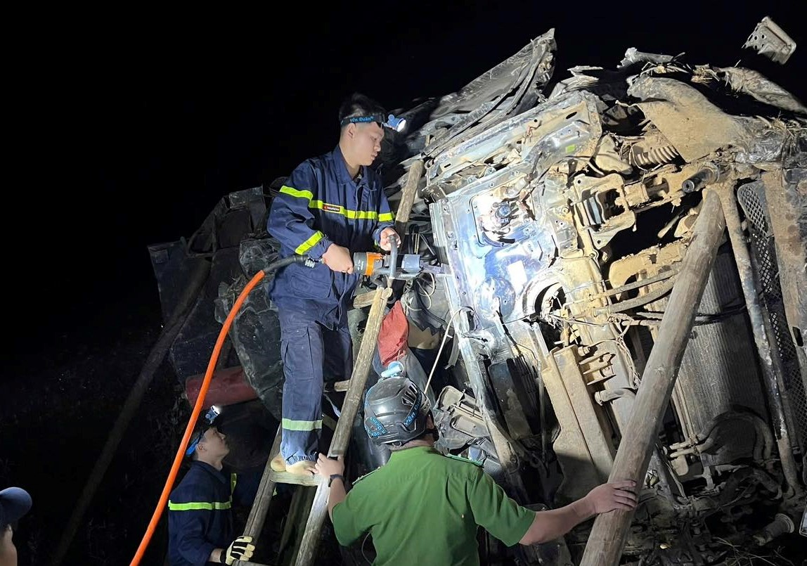 Giải cứu t&agrave;i xế bị thương sau vụ xe tải rơi xuống vực s&acirc;u 80 m tại Tuy&ecirc;n Quang - Ảnh 1.