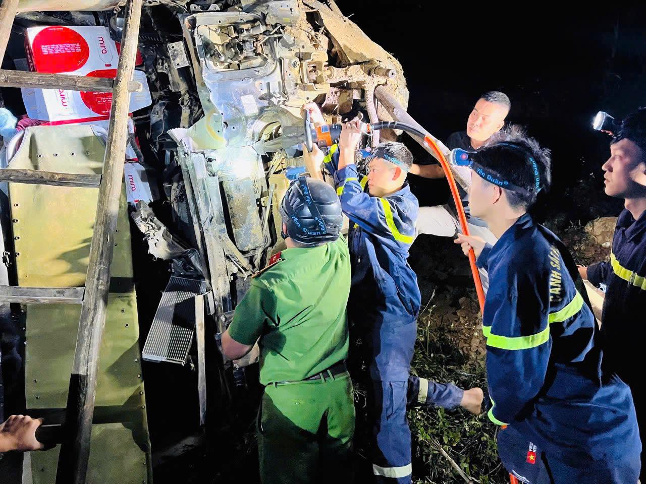 Giải cứu t&agrave;i xế bị thương sau vụ xe tải rơi xuống vực s&acirc;u 80 m tại Tuy&ecirc;n Quang - Ảnh 2.