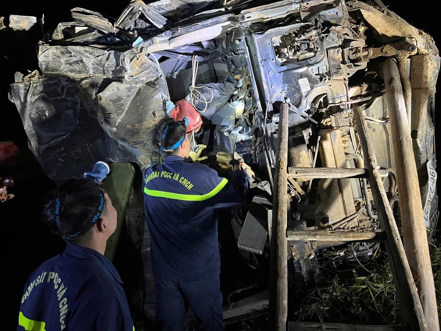 Giải cứu t&agrave;i xế bị thương sau vụ xe tải rơi xuống vực s&acirc;u 80 m tại Tuy&ecirc;n Quang - Ảnh 3.