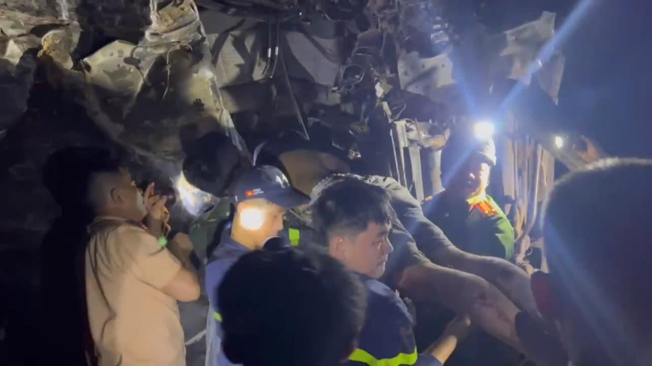 Giải cứu t&agrave;i xế bị thương sau vụ xe tải rơi xuống vực s&acirc;u 80 m tại Tuy&ecirc;n Quang - Ảnh 5.