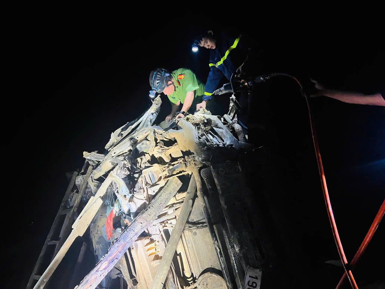 Giải cứu t&agrave;i xế bị thương sau vụ xe tải rơi xuống vực s&acirc;u 80 m tại Tuy&ecirc;n Quang - Ảnh 4.