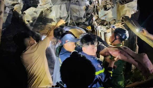 Giải cứu t&agrave;i xế bị thương sau vụ xe tải rơi xuống vực s&acirc;u 80 m tại Tuy&ecirc;n Quang - Ảnh 6.