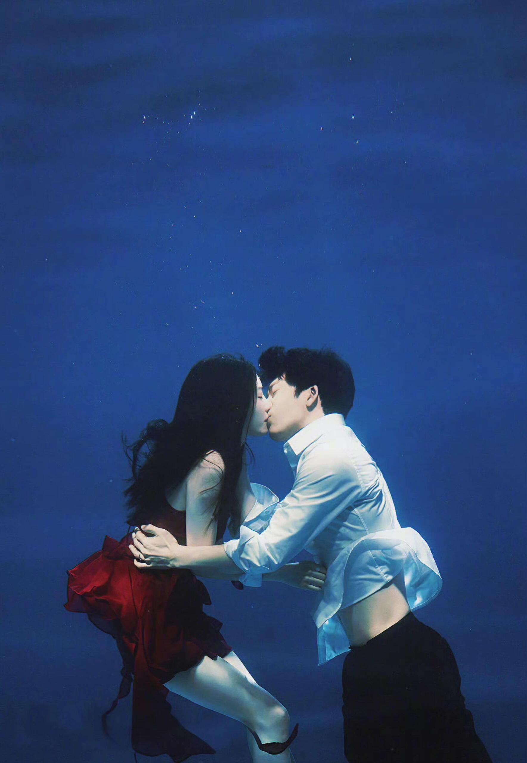 Cảnh h&ocirc;n bị cắt trong phim Rừng Th&eacute;p: Hậu trường g&acirc;y tranh c&atilde;i 2026 - Ảnh 3.