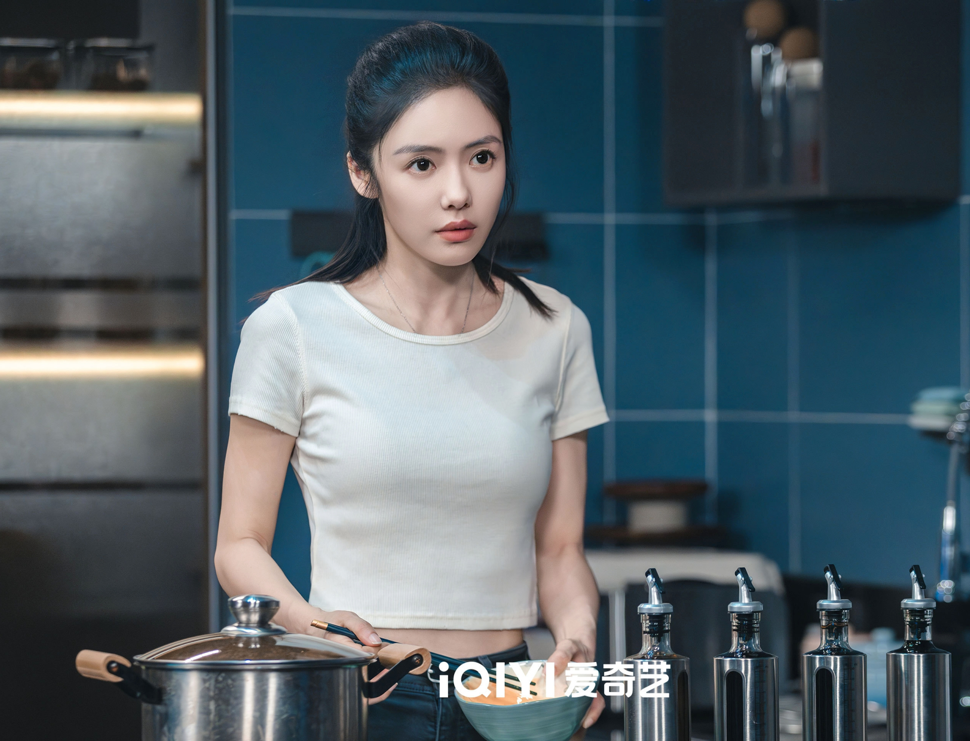 Cảnh h&ocirc;n bị cắt trong phim Rừng Th&eacute;p: Hậu trường g&acirc;y tranh c&atilde;i 2026 - Ảnh 6.