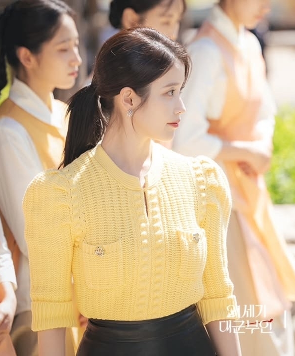 Hậu trường phim Perfect Crown: IU v&agrave; Byeon Woo Seok tỏa s&aacute;ng với phong c&aacute;ch thời trang sang trọng - Ảnh 20.