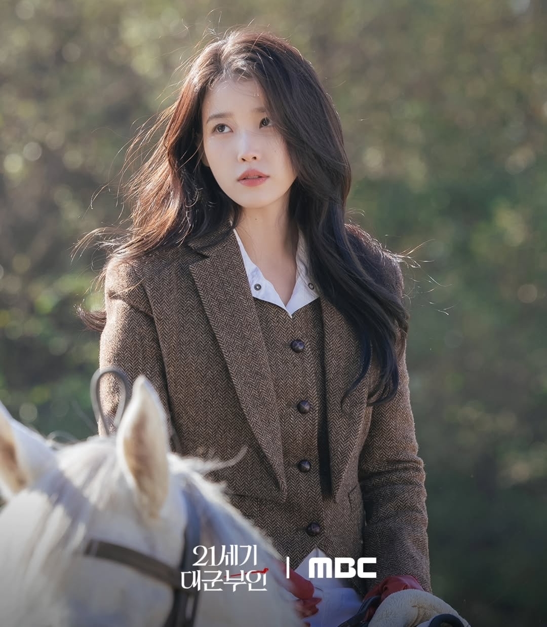 Hậu trường phim Perfect Crown: IU v&agrave; Byeon Woo Seok tỏa s&aacute;ng với phong c&aacute;ch thời trang sang trọng - Ảnh 8.