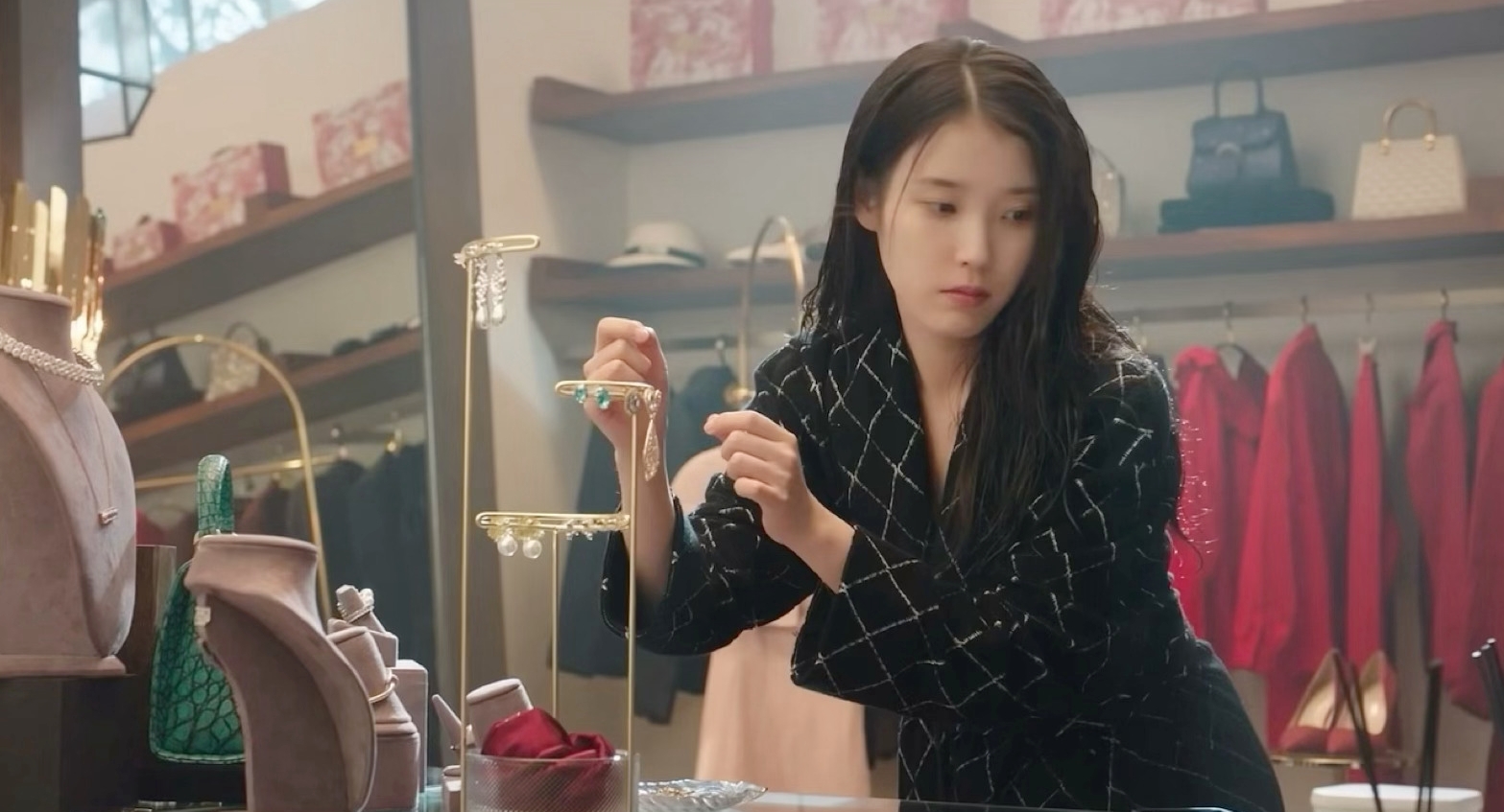 Hậu trường phim Perfect Crown: IU v&agrave; Byeon Woo Seok tỏa s&aacute;ng với phong c&aacute;ch thời trang sang trọng - Ảnh 16.