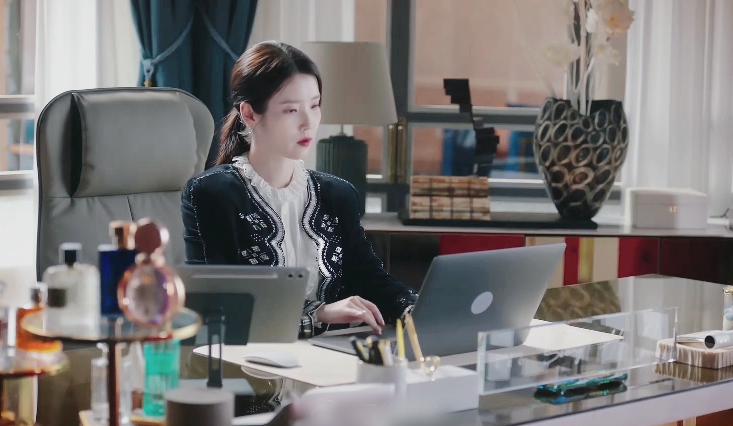 Hậu trường phim Perfect Crown: IU v&agrave; Byeon Woo Seok tỏa s&aacute;ng với phong c&aacute;ch thời trang sang trọng - Ảnh 15.