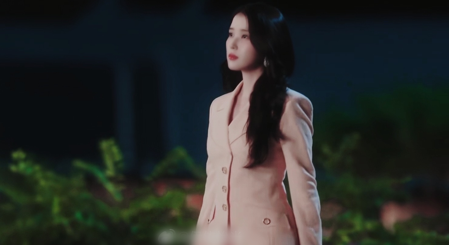 Hậu trường phim Perfect Crown: IU v&agrave; Byeon Woo Seok tỏa s&aacute;ng với phong c&aacute;ch thời trang sang trọng - Ảnh 14.