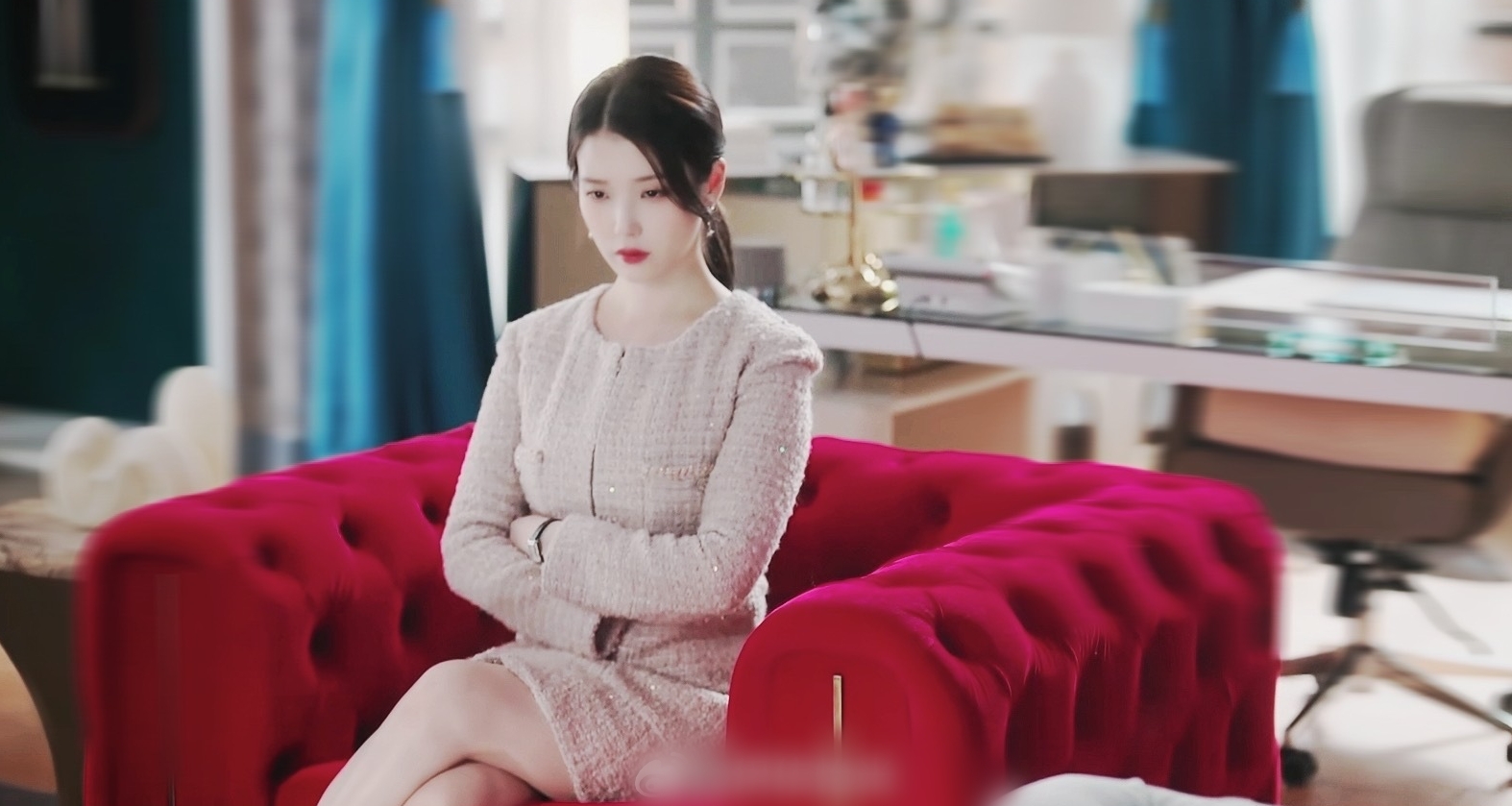 Hậu trường phim Perfect Crown: IU v&agrave; Byeon Woo Seok tỏa s&aacute;ng với phong c&aacute;ch thời trang sang trọng - Ảnh 13.