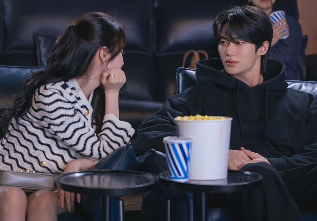 Hậu trường phim Perfect Crown: IU v&agrave; Byeon Woo Seok tỏa s&aacute;ng với phong c&aacute;ch thời trang sang trọng - Ảnh 17.