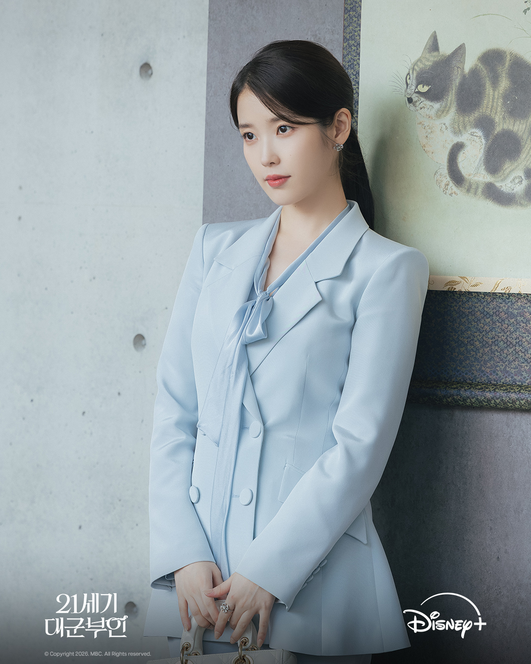 Hậu trường phim Perfect Crown: IU v&agrave; Byeon Woo Seok tỏa s&aacute;ng với phong c&aacute;ch thời trang sang trọng - Ảnh 19.