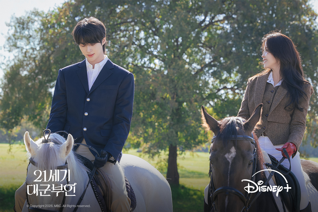 Hậu trường phim Perfect Crown: IU v&agrave; Byeon Woo Seok tỏa s&aacute;ng với phong c&aacute;ch thời trang sang trọng - Ảnh 10.