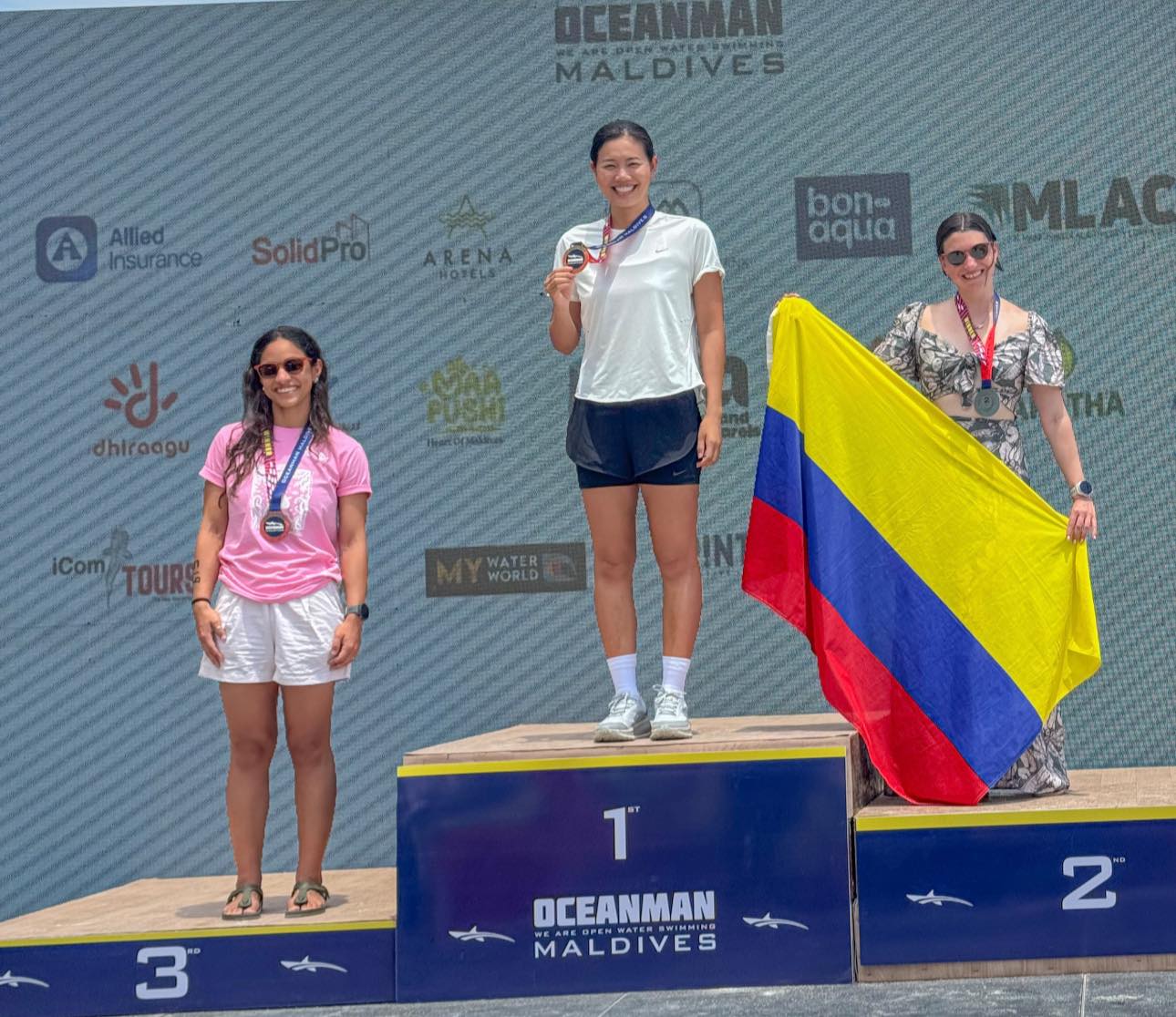 &Aacute;nh Vi&ecirc;n tỏa s&aacute;ng tại Maldives: Ch&acirc;n d&agrave;i thẳng tắp v&agrave; vẻ đẹp mộc mạc - Ảnh 2.