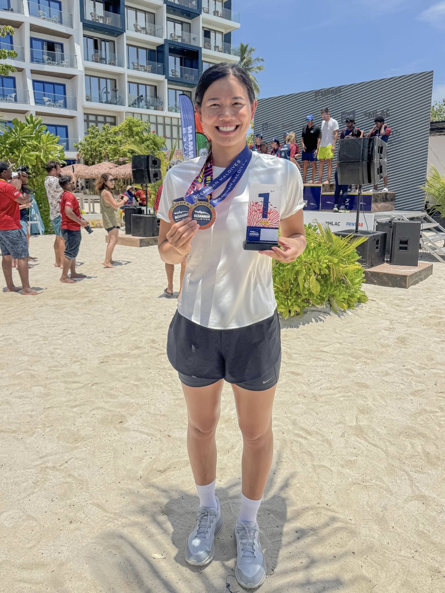 &Aacute;nh Vi&ecirc;n tỏa s&aacute;ng tại Maldives: Ch&acirc;n d&agrave;i thẳng tắp v&agrave; vẻ đẹp mộc mạc - Ảnh 1.