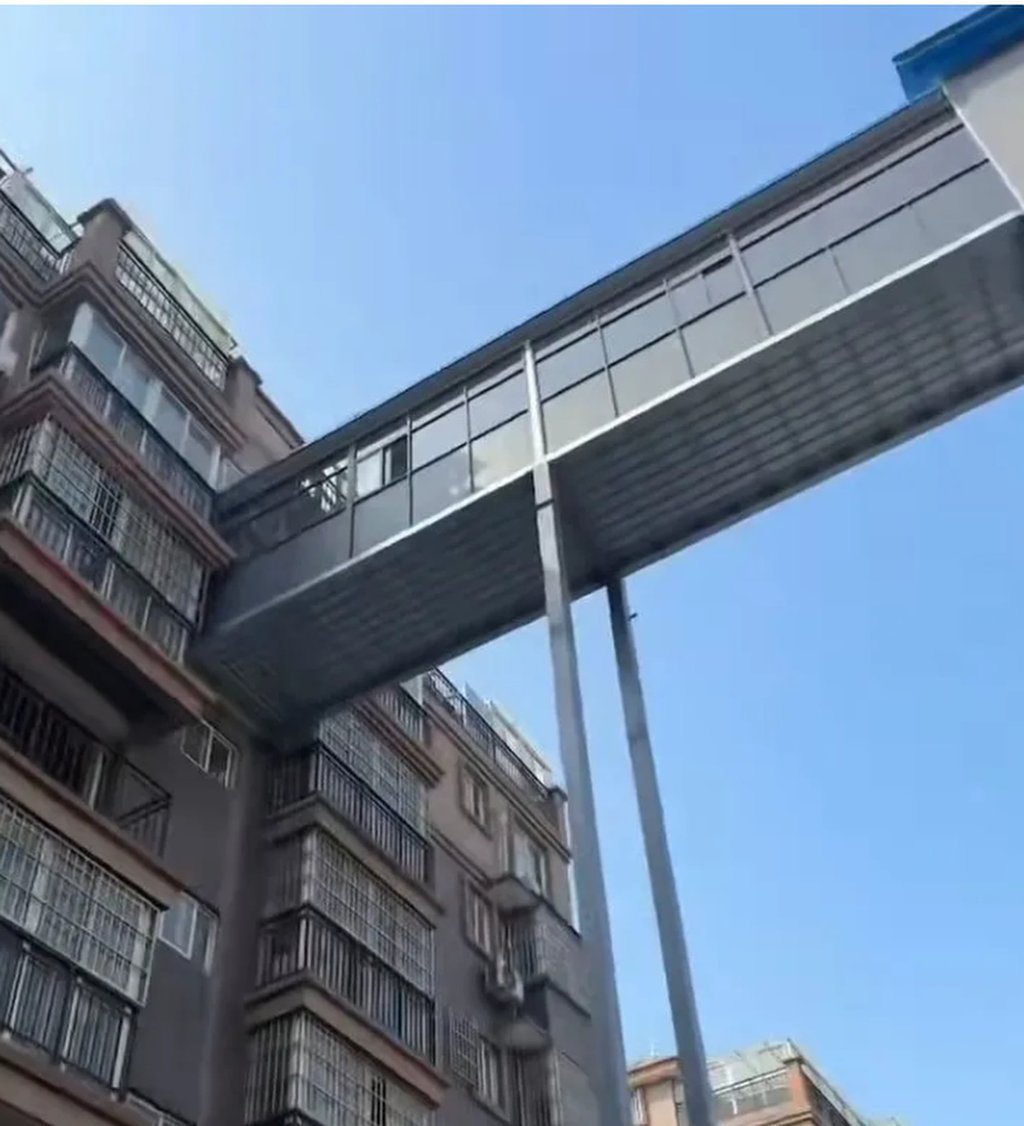 Những c&acirc;u chuyện kỳ quặc ở Trung Quốc năm 2026: Nh&agrave; d&iacute;nh dớp v&agrave; thang m&aacute;y lạ đời - Ảnh 3.