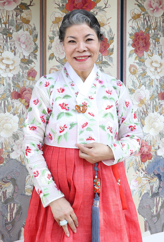 "Thiên nga bạc" rực rỡ của làng Hanbok xứ Hàn: Dùng những nếp vải tơ lụa để khẳng định sự chỉn chu là một nghi lễ tôn trọng bản ngã - Ảnh 4.