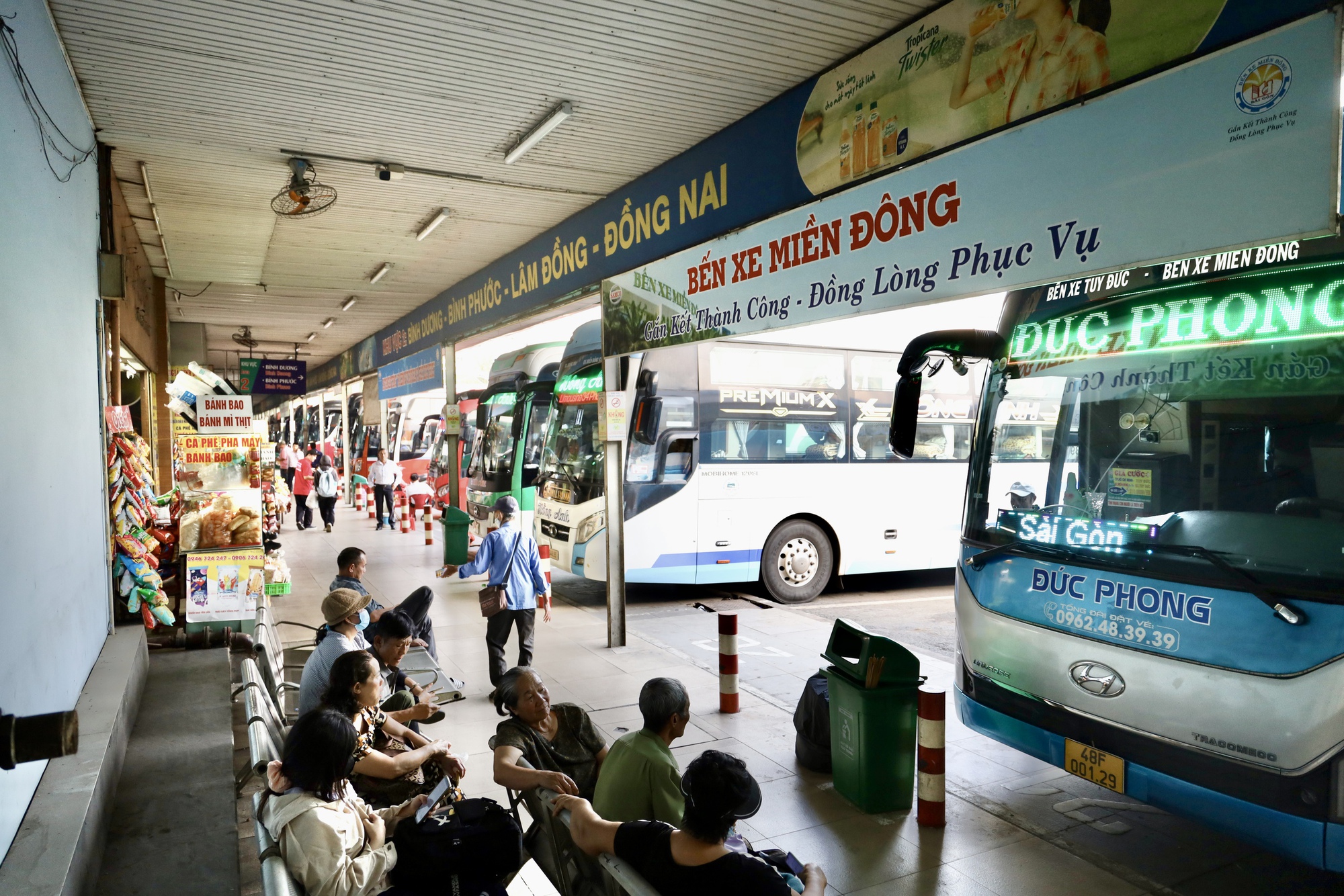 Đi lại dịp lễ 2026: Giá vé tàu xe tăng nhiệt , hành khách chen chân mua vé - Ảnh 1. Đi lại dịp lễ 2026: Giá vé tàu xe tăng nhiệt , hành khách chen chân mua vé - Ảnh 1.