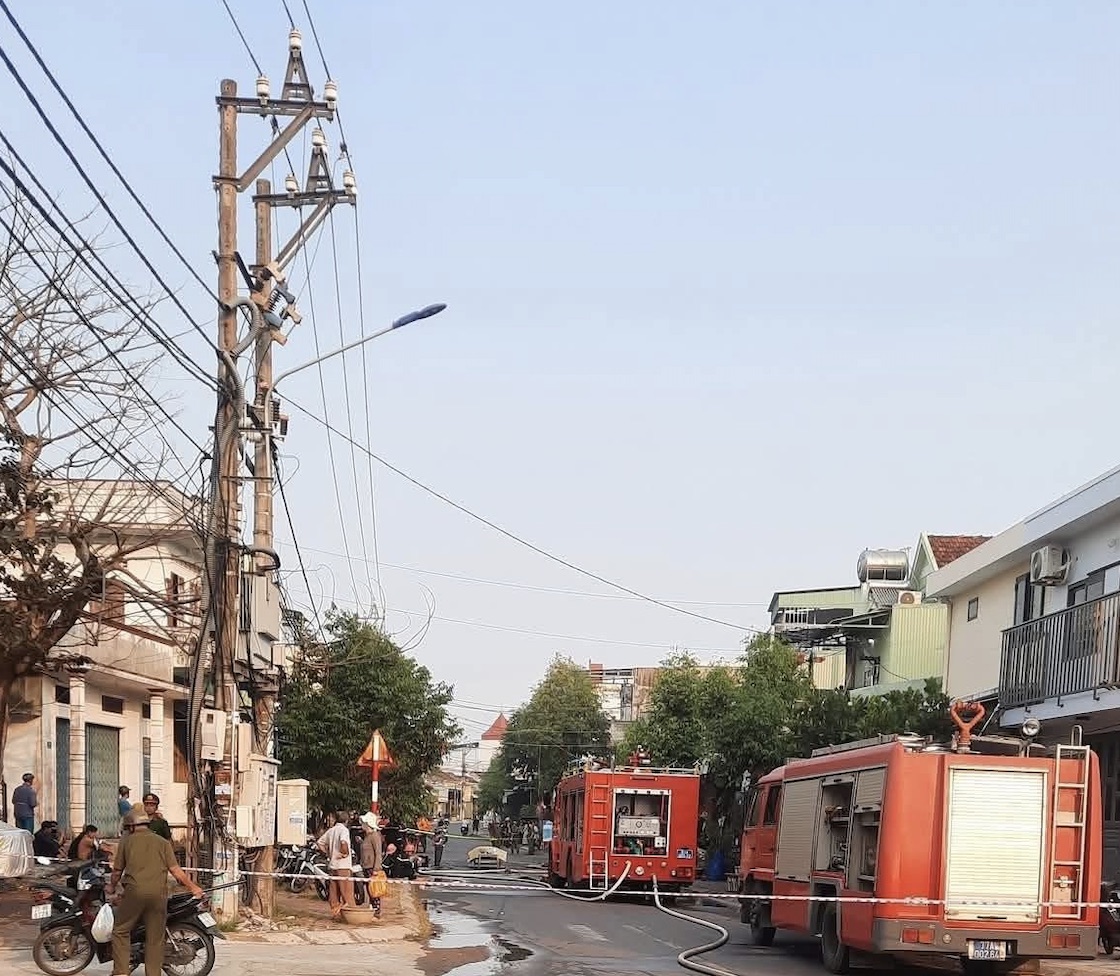 Hỏa hoạn ở Gia Lai thi&ecirc;u rụi nh&agrave; d&acirc;n , 1 người tử vong l&uacute;c rạng s&aacute;ng - Ảnh 2.