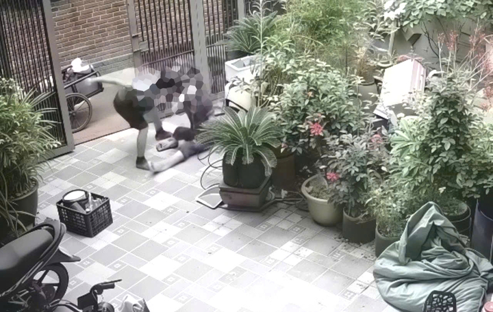 Clip chồng đ&aacute;nh vợ d&atilde; man ở Bắc Ninh g&acirc;y phẫn nộ cộng đồng mạng - Ảnh 1.