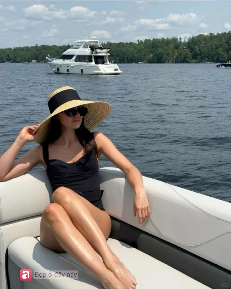 Đồ bơi &ldquo;old money&rdquo;: Kh&ocirc;ng cần hở bạo, chỉ cần tinh tế l&agrave; đủ sang - Ảnh 7.