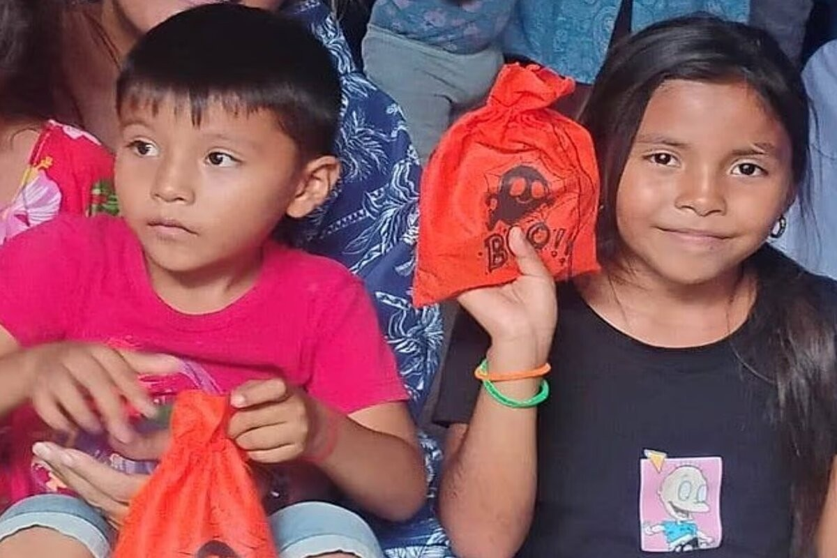 Bố mẹ ra ngo&agrave;i 20 ph&uacute;t, 2 chị em chơi trốn t&igrave;m tử vong trong tủ đ&ocirc;ng - Ảnh 1.