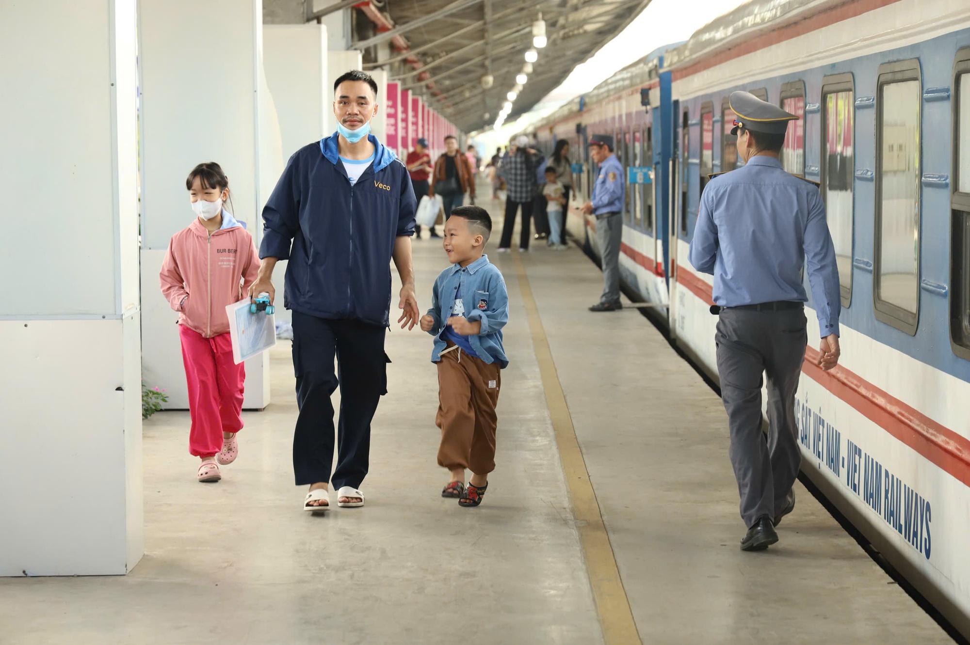 Đi lại dịp lễ 2026: Giá vé tàu xe tăng nhiệt , hành khách chen chân mua vé - Ảnh 3. Đi lại dịp lễ 2026: Giá vé tàu xe tăng nhiệt , hành khách chen chân mua vé - Ảnh 3.