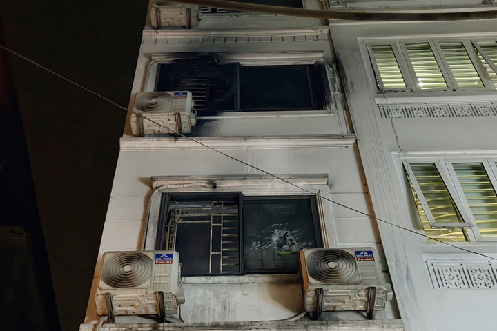 Ch&aacute;y nh&agrave; H&agrave; Nội khiến 5 người mắc kẹt , Cảnh s&aacute;t khẩn trương cứu hộ - Ảnh 1.