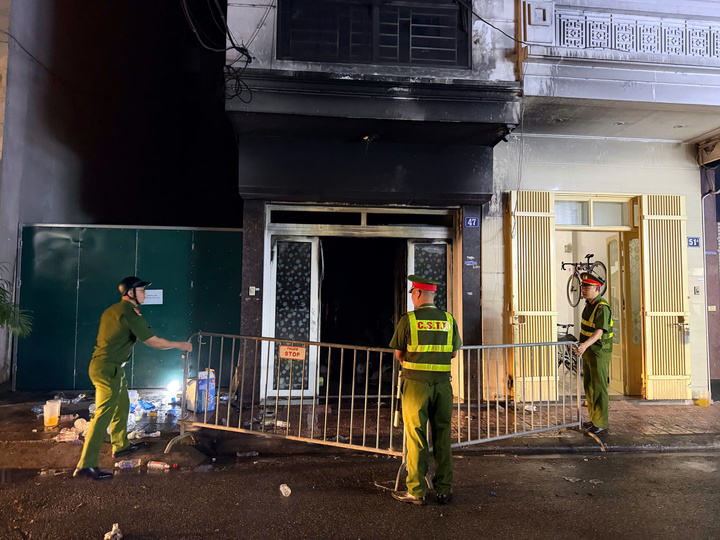 Ch&aacute;y nh&agrave; H&agrave; Nội khiến 5 người mắc kẹt , Cảnh s&aacute;t khẩn trương cứu hộ - Ảnh 2.