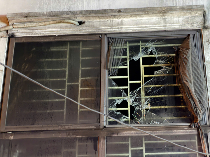 Ch&aacute;y nh&agrave; H&agrave; Nội khiến 5 người mắc kẹt , Cảnh s&aacute;t khẩn trương cứu hộ - Ảnh 3.