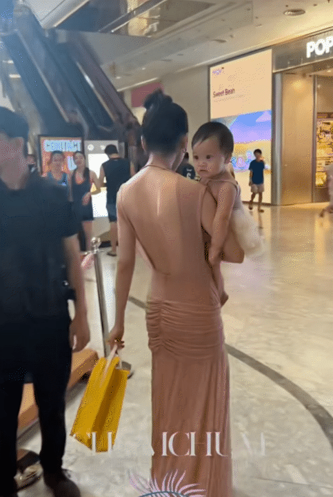 Tấm lưng ong của mẹ bỉm sữa khiến h&agrave;ng ngh&igrave;n người xu&yacute;t xoa, đằng sau đ&oacute; l&agrave; nỗi niềm &ldquo;con b&aacute;m mẹ&rdquo; kh&ocirc;ng phải ai cũng hiểu- Ảnh 4.