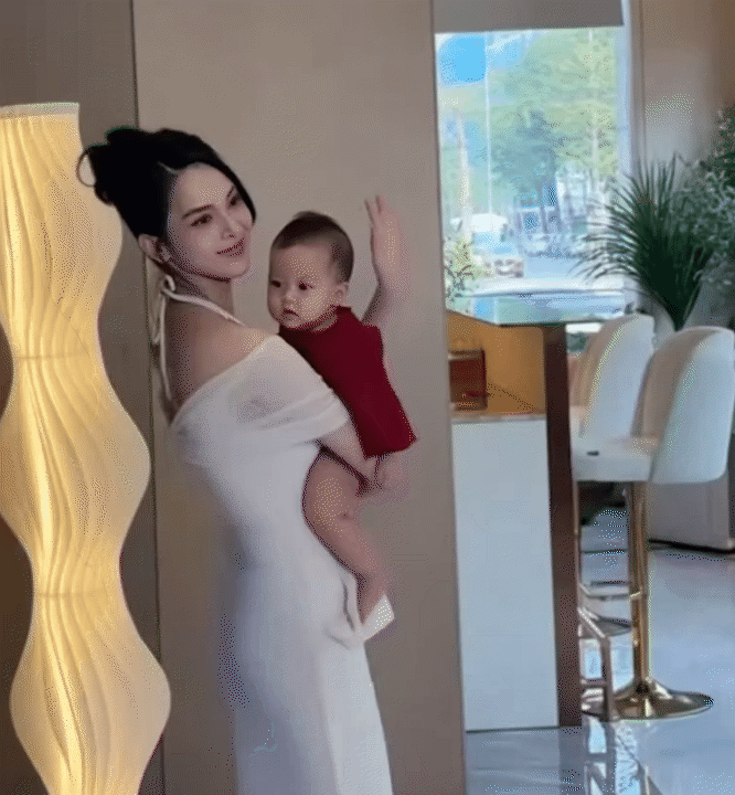 Tấm lưng ong của mẹ bỉm sữa khiến h&agrave;ng ngh&igrave;n người xu&yacute;t xoa, đằng sau đ&oacute; l&agrave; nỗi niềm &ldquo;con b&aacute;m mẹ&rdquo; kh&ocirc;ng phải ai cũng hiểu- Ảnh 12.