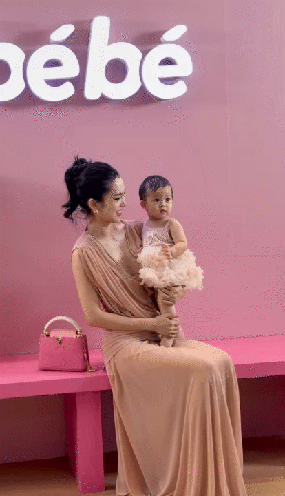 Tấm lưng ong của mẹ bỉm sữa khiến h&agrave;ng ngh&igrave;n người xu&yacute;t xoa, đằng sau đ&oacute; l&agrave; nỗi niềm &ldquo;con b&aacute;m mẹ&rdquo; kh&ocirc;ng phải ai cũng hiểu- Ảnh 5.