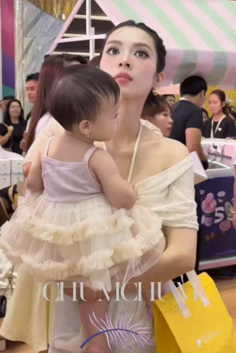 Tấm lưng ong của mẹ bỉm sữa khiến h&agrave;ng ngh&igrave;n người xu&yacute;t xoa, đằng sau đ&oacute; l&agrave; nỗi niềm &ldquo;con b&aacute;m mẹ&rdquo; kh&ocirc;ng phải ai cũng hiểu- Ảnh 1.