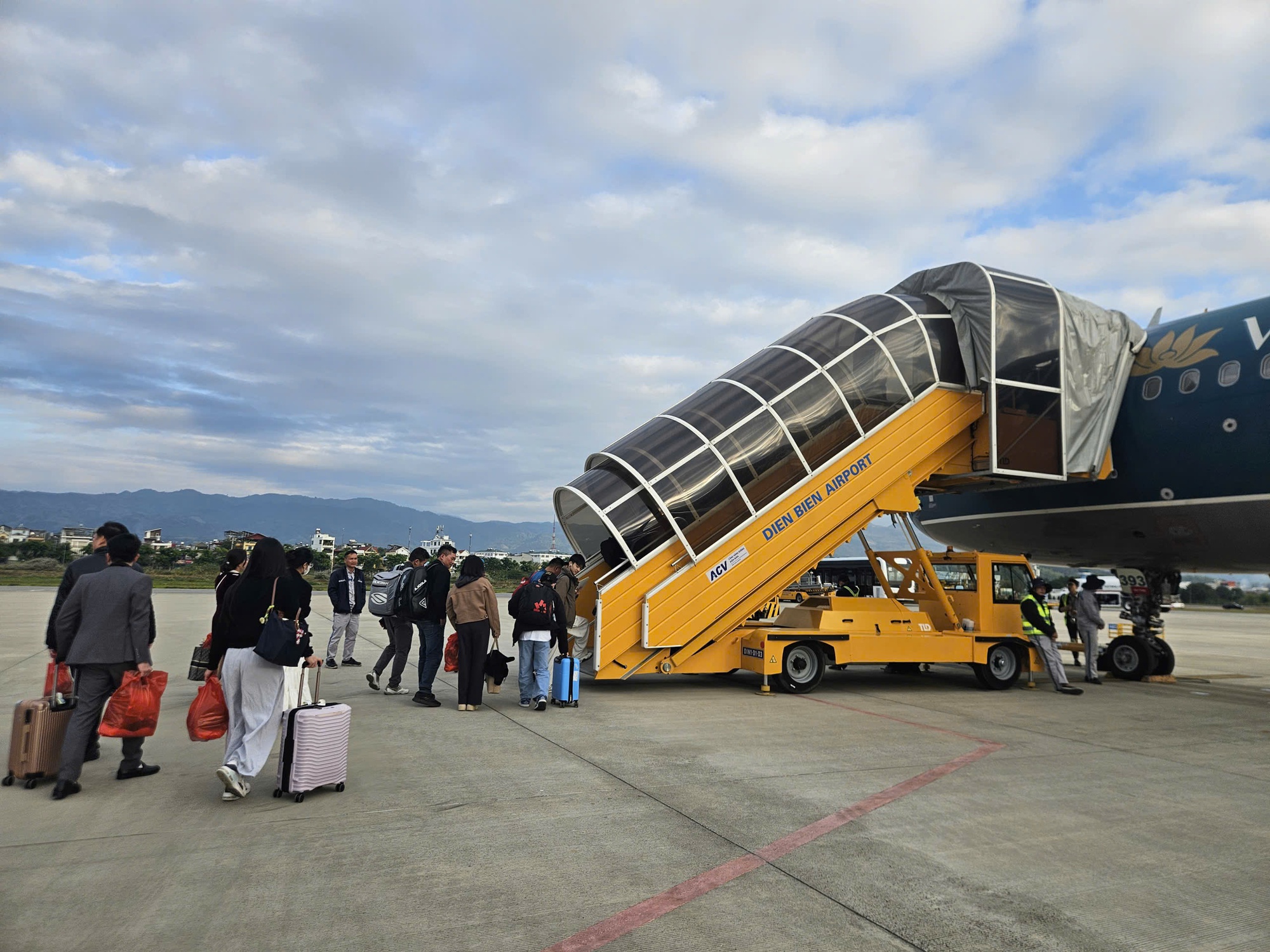 Đi lại dịp lễ 2026: Giá vé tàu xe tăng nhiệt , hành khách chen chân mua vé - Ảnh 2. Đi lại dịp lễ 2026: Giá vé tàu xe tăng nhiệt , hành khách chen chân mua vé - Ảnh 2.