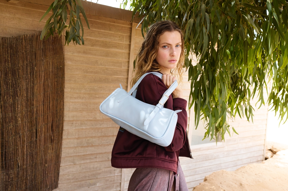 Longchamp tung mẫu t&uacute;i mới, kiểu d&aacute;ng &ldquo;east &ndash; west&rdquo; bất ngờ trở lại đường đua xu hướng - Ảnh 4.