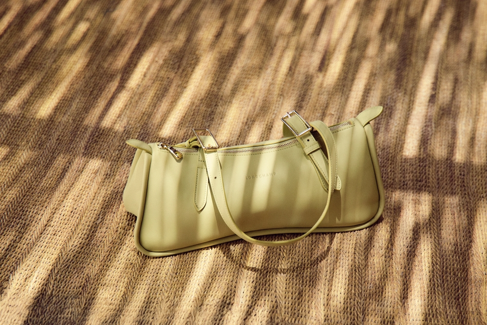 Longchamp tung mẫu t&uacute;i mới, kiểu d&aacute;ng &ldquo;east &ndash; west&rdquo; bất ngờ trở lại đường đua xu hướng - Ảnh 2.