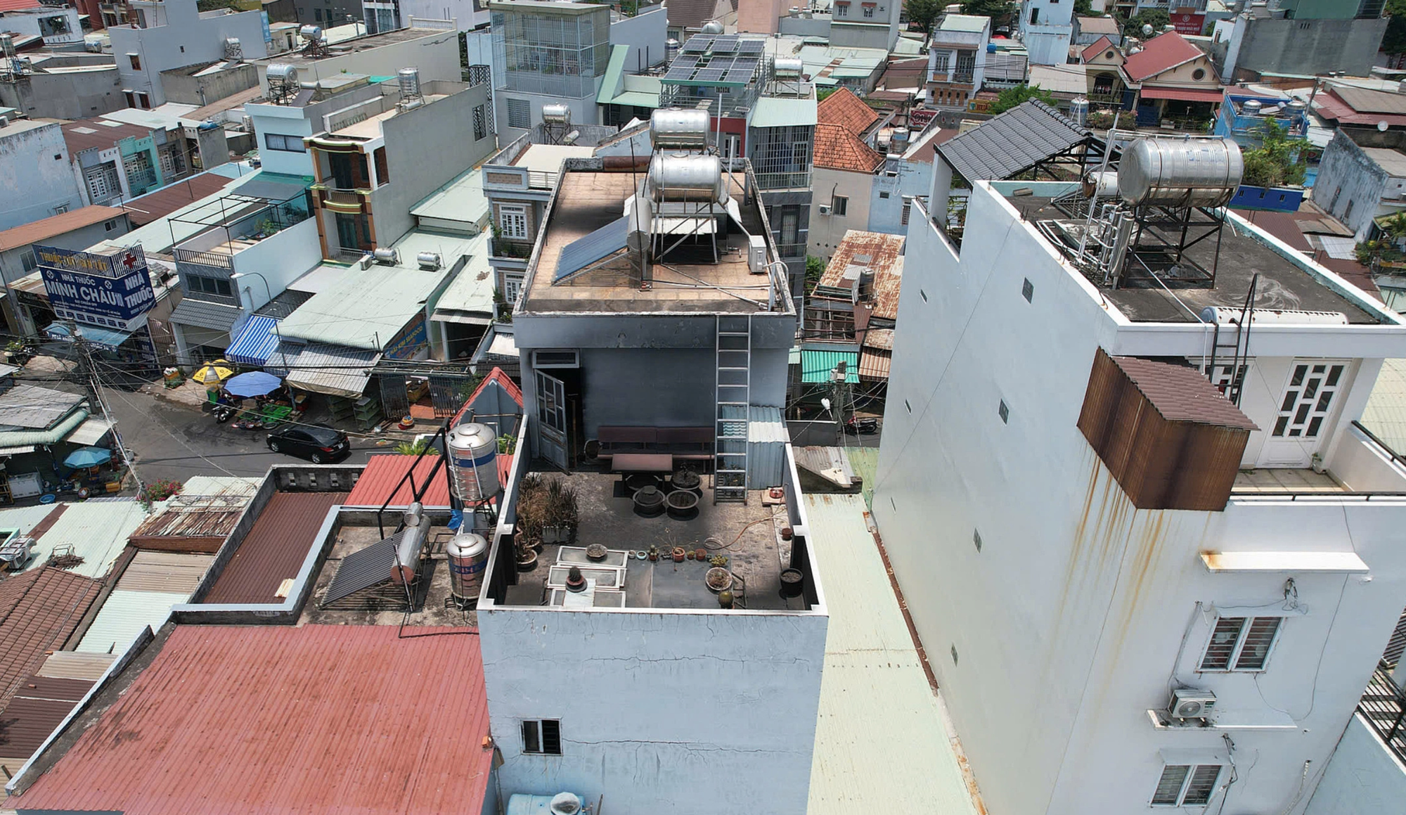 Vụ ch&aacute;y nh&agrave; trọ khiến 2 người chết ở TP.HCM: Khoảnh khắc sinh tử thả b&eacute; g&aacute;i từ tầng cao xuống dưới - Ảnh 3.