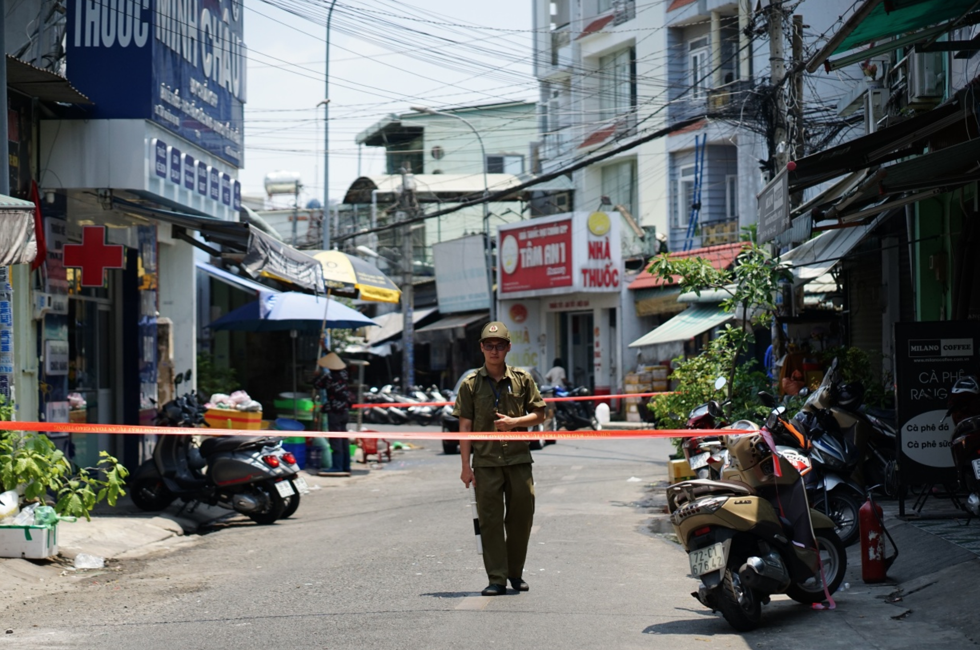 Vụ ch&aacute;y nh&agrave; trọ khiến 2 người chết ở TP.HCM: Khoảnh khắc sinh tử thả b&eacute; g&aacute;i từ tầng cao xuống dưới - Ảnh 1.