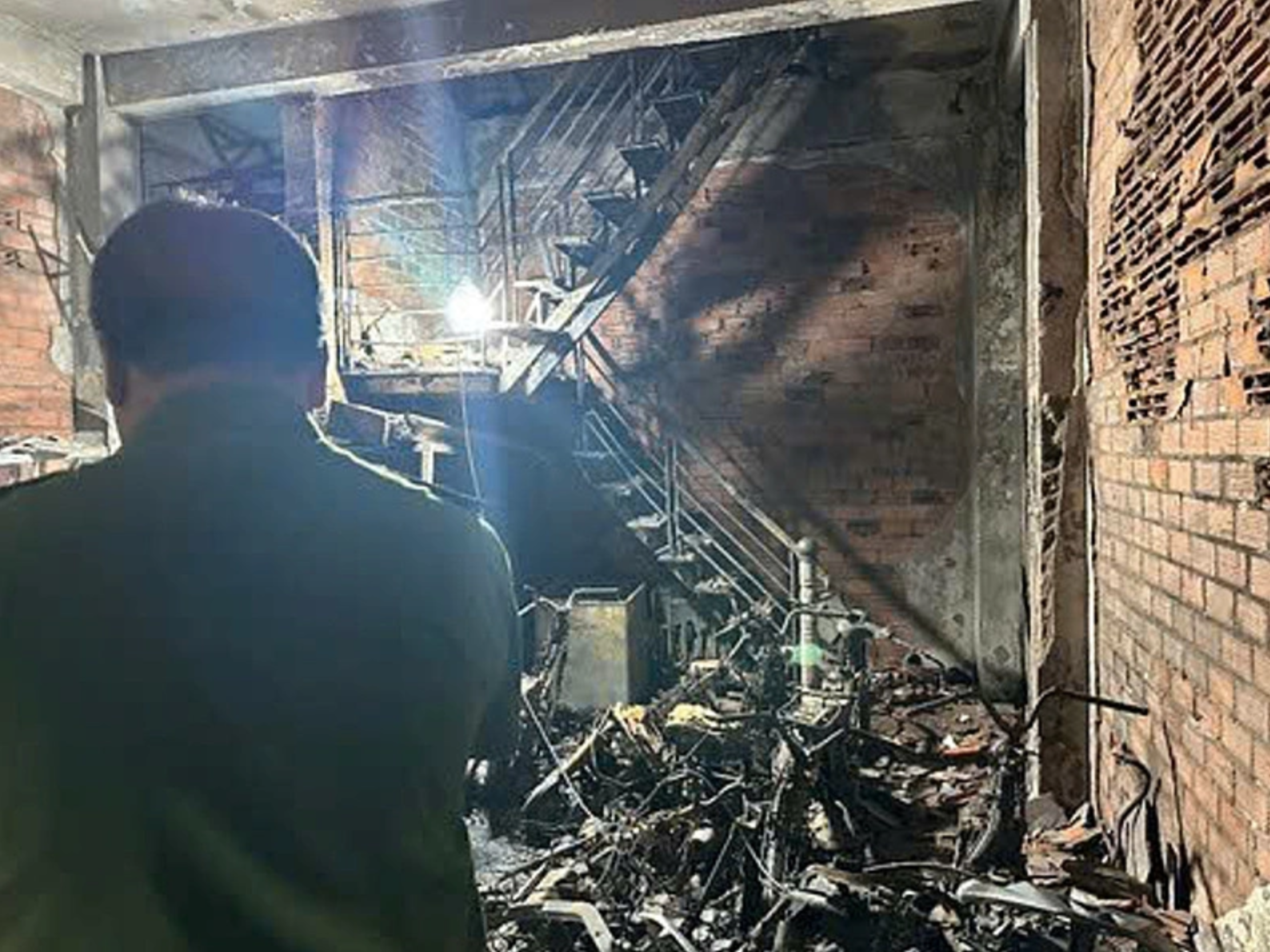 Vụ ch&aacute;y nh&agrave; trọ khiến 2 người chết ở TP.HCM: Khoảnh khắc sinh tử thả b&eacute; g&aacute;i từ tầng cao xuống dưới - Ảnh 2.