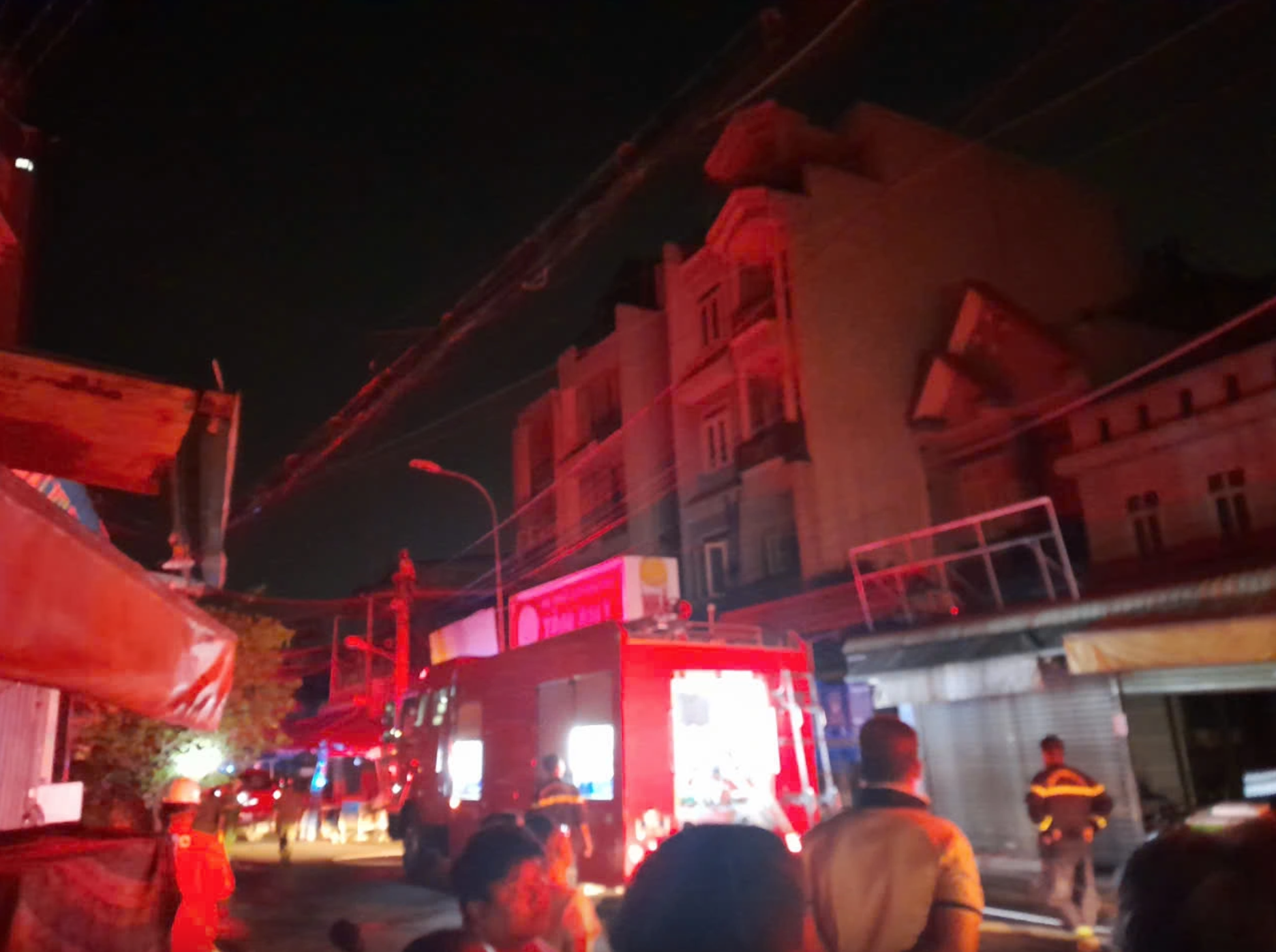 Vụ ch&aacute;y nh&agrave; trọ khiến 2 người chết ở TP.HCM: Khoảnh khắc sinh tử thả b&eacute; g&aacute;i từ tầng cao xuống dưới - Ảnh 4.