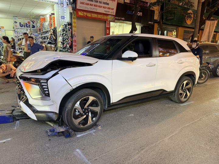 Nữ t&agrave;i xế &ocirc; t&ocirc; t&ocirc;ng li&ecirc;n ho&agrave;n 4 xe tr&ecirc;n phố H&agrave; Nội g&acirc;y hoang mang - Ảnh 1.