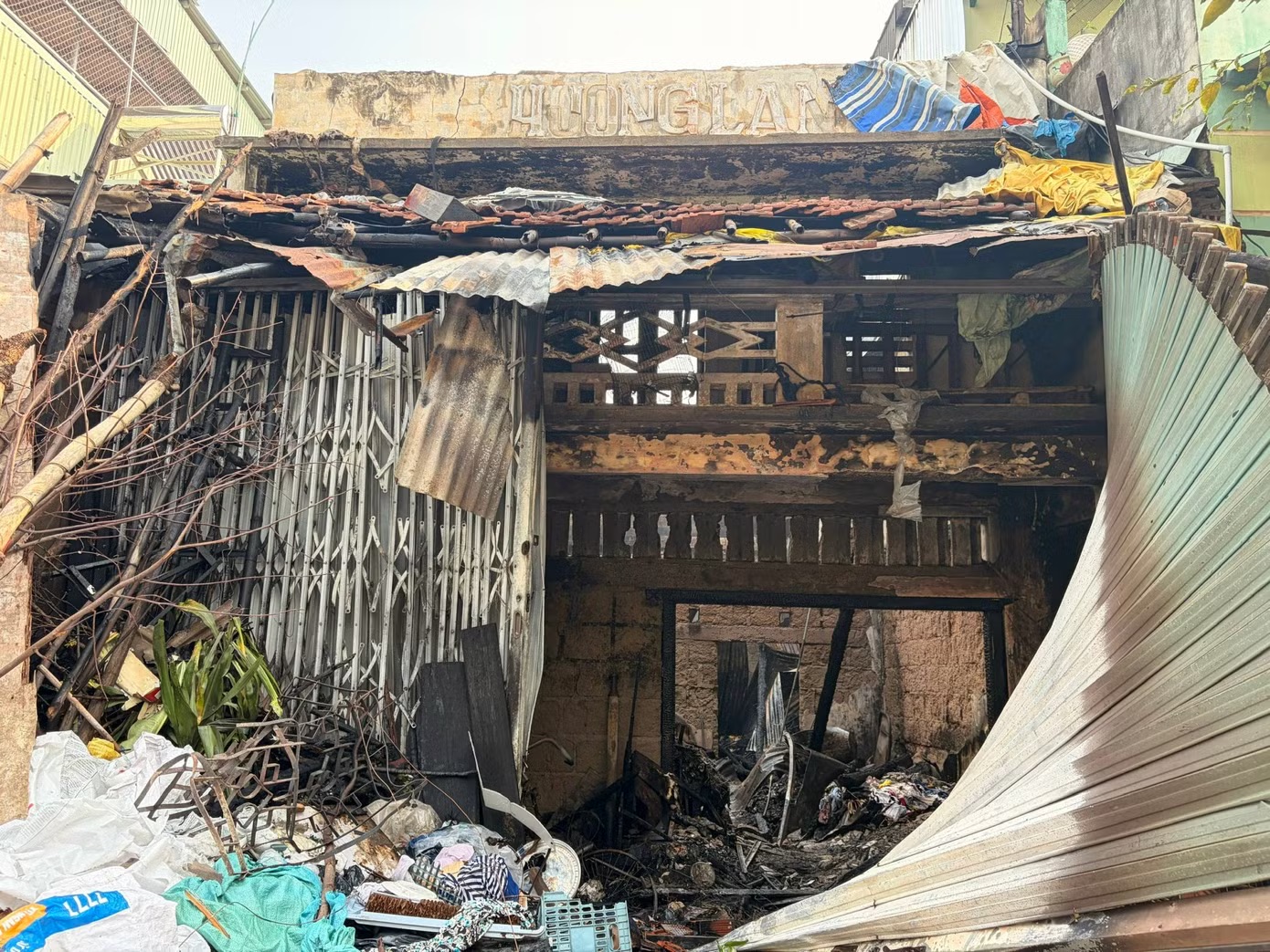 Hỏa hoạn ở Gia Lai thi&ecirc;u rụi nh&agrave; d&acirc;n , 1 người tử vong l&uacute;c rạng s&aacute;ng - Ảnh 1.