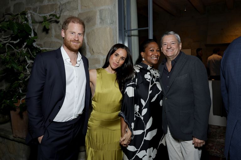 Meghan Markle tỏa s&aacute;ng với v&aacute;y chục triệu , dập tắt tin đồn rạn nứt Netflix - Ảnh 1.